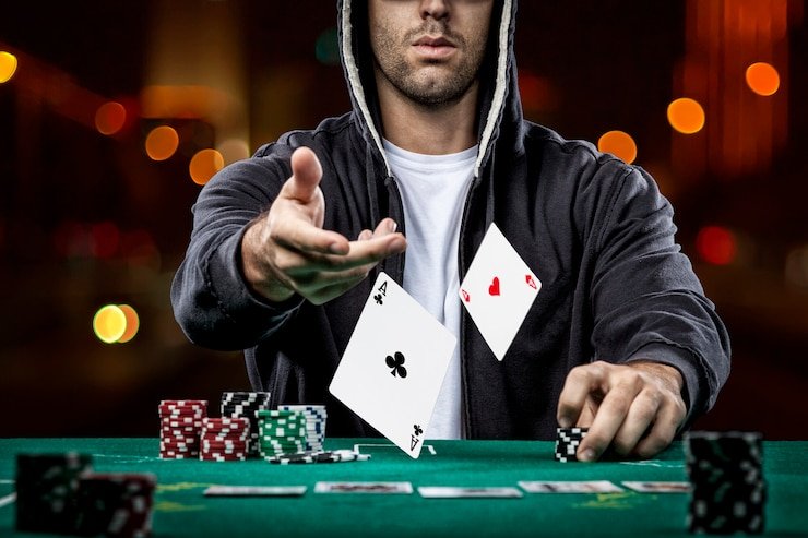 Meja permainan kartu blackjack dengan dealer dan pemain fokus pada strategi