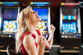 Layar slot mesin berwarna-warni dengan simbol dan fitur bonus interaktif